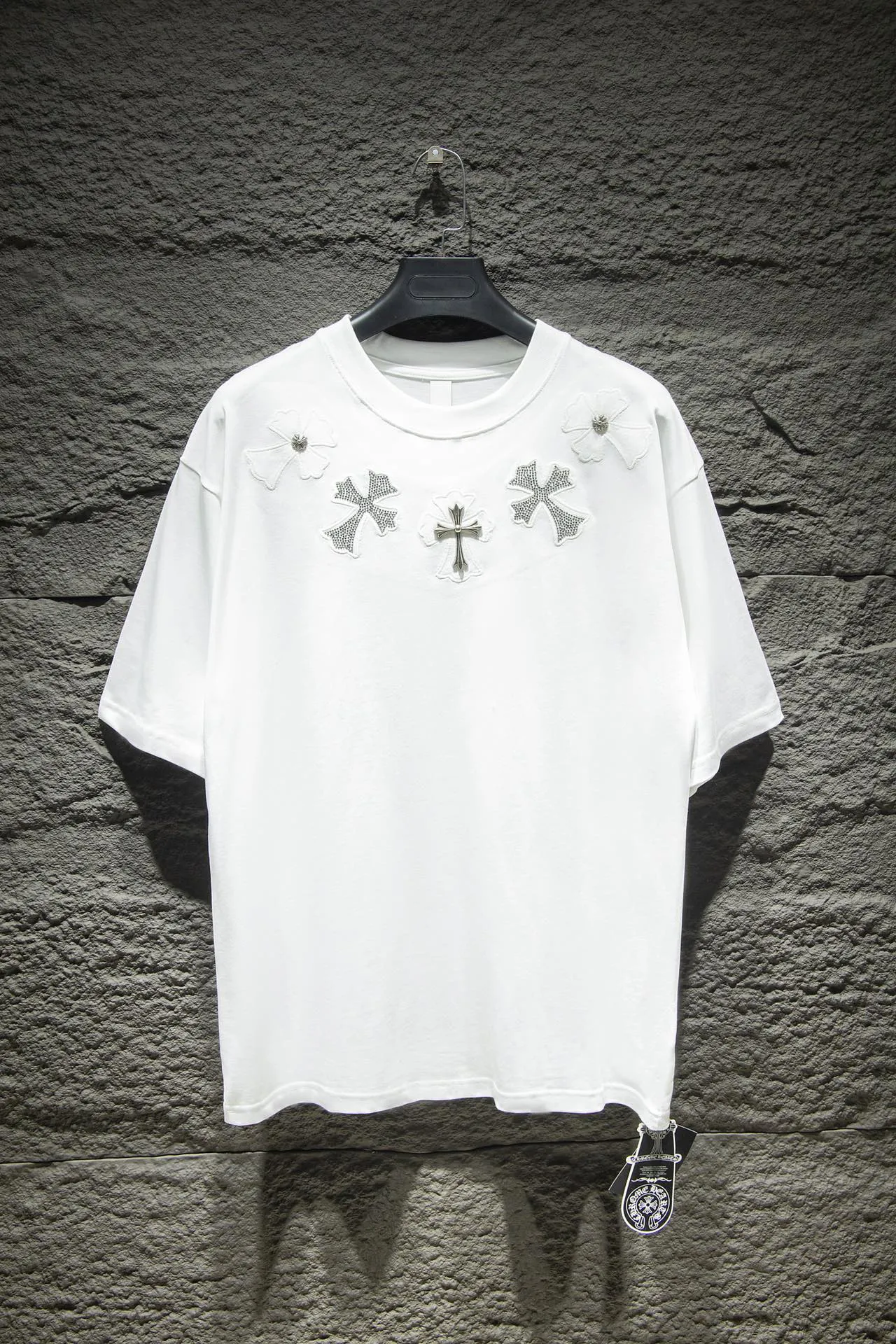 P180 🆕Chrome Hearts os version is really charming and Chrome Hearts is really a must-have. Each season's new version is made to the extreme. It is very practical and can be worn casually. Nice✔️ - ⚠️100% cotton. It is made of 32-count double yarn, 260-gram weight fabric and imported knitted carded cotton. It has moderate thickness, drape and contour, and the upper body is comfortable! ! It is very tolerant to fat body types and can instantly lose five pounds after wearing it!  Specially ordered multiple Austrian rhinestones, which have the bling bling effect of natural crystals under light. They have multi-faceted reflective points. The production cost is extremely high. The laser molding includes a computer engraving machine and a laser machine. The granules are accurate, and are finalized by high-temperature ironing. After ironing, you need to repeatedly test the firmness on the ironing pattern. It can show colorful reflections under the light. The collar webbing extends to the shoulder for reinforcement, and the stitching is reversed at the connection. The hem and cuffs are all made of 0.2mm gauge double-thread lathe. It is carefully produced at a high cost. The attitude of making goods with a magnifying glass restores the quality and effect of the product. The full set of customized accessories only presents every detail to customers. The letters are machine embroidered with imported materials after being adjusted according to the original details. The thickness is moderate. The hardware uses imported hardware accessories. Front panel # Back panel Simple elements # Artistically arranged English letters. Imported Tajima high-density heavy-duty embroidery technology. The font is three-dimensional and full. Handmade elements are added to the body, which greatly increases the interest of the clothing; unique visual effects. After special treatment, a unique effect is formed. An irregular hem is added to the version. This year's Kroxin is the main version. In the past two years, the oversize version has become the focus of the trend and has been a popular staple in the past two years. The change of designers has made this brand an instant hit. The progressive fashion of the times also needs the blood impact of fresh elements and trendy designs in order to continue its glory! It’s stylish both inside and outside, a must-have for high street travel! An absolute "eye-catching style" that can match couples 💏 Color: black and white Size: S M L XL
